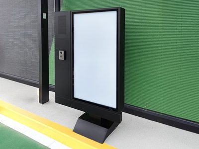 美術セットの一部として撮影スタジオに設置された16面マルチディスプレイ用壁掛け金具