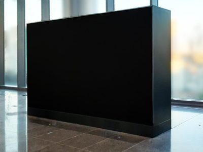 オフィスエントランスに設置された特注LED筐体とLEDサイネージ