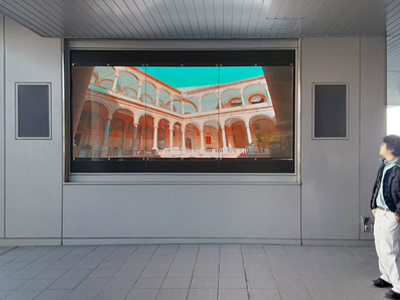 公共施設に設置された特注LEDビジョン架台と情報発信ディスプレイ