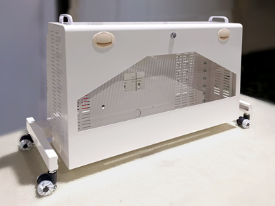 自社工場内で撮影された特注製作のプロジェクター収納筐体の写真