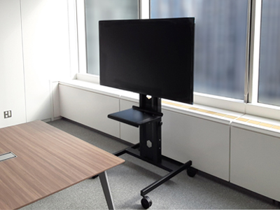 省スペース会議室に設置されたWeb会議用ディスプレイスタンド[FTK-D-STAND70-M]