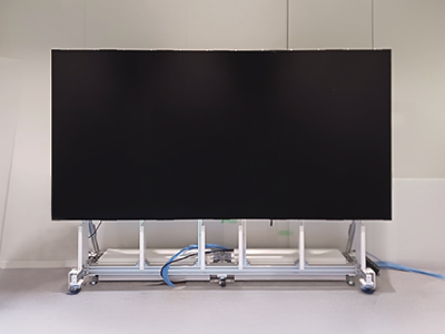 スタジオに導入された特注製作のLEDビジョン用スタンドの設置風景